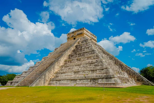 CHICHEN ITZA, MEXICO - NOVEMBER 12, 2017: Steps of the famous pyramid at Chichen Itza on the Yucatan Peninsula in Mexico — Stock Photo, Image