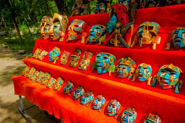 CHICHEN ITZA, MÉXICO - 12 DE NOVIEMBRE DE 2017: Vista exterior de coloridas máscaras, sobre una carpa roja ubicada al aire libre dentro de chichén itza uno de los sitios arqueológicos más visitados de México. Alrededor de 1.2 — Foto de Stock