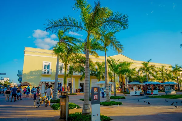 COZUMEL, MÉXICO - 09 DE NOVIEMBRE DE 2017: Hermosa vista al aire libre de algunos turistas disfrutando de la ciudad de Cozumel, rodeando de coches de los lugareños en el centro de — Foto de Stock