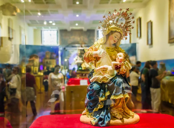 QUITO, ÉQUATEUR, 31 JANVIER 2018 : Gros plan d'une figure d'argile de la Vierge Marie tenant dans ses bras un bébé Jésus situé à l'intérieur de l'église San Francis dans la ville de Quito — Photo