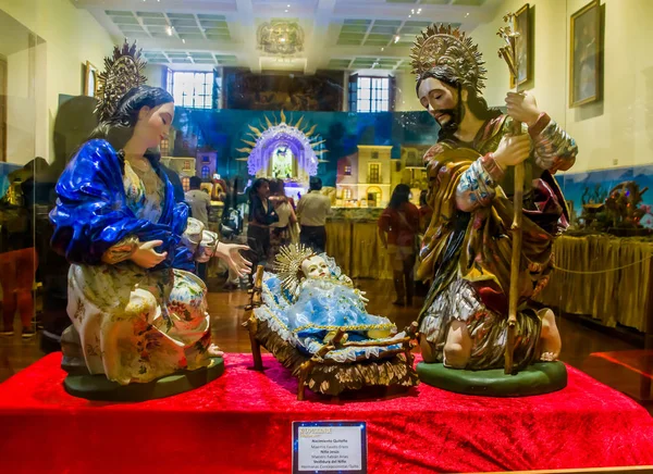 QUITO, ÉQUATEUR, 31 JANVIER 2018 : Gros plan d'une scène de mangeoire avec des figurines en argile, y compris l'enfant Jésus, Marie, Joseph, situé à l'intérieur de l'église San Francis dans la ville de Quito — Photo