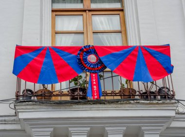 Quito, Ekvator - 10 Eylül 2017: Quito bayrağını Quito şehir içinde bulunan balkon ile sömürge binaları güzel manzarasına