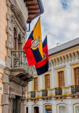 Quito, Ekvator - 10 Eylül 2017: Quito şehir içinde bulunan balkon asılı bir Ekvador ve Quito bayraklı sömürge binaları güzel manzarasına