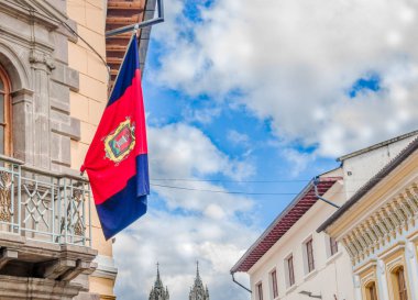 Quito, Ekvator - 10 Eylül 2017: Quito bayrağını Quito şehir içinde bulunan balkon ile sömürge binaları güzel manzarasına
