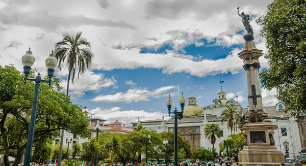Κίτο, Εκουαδόρ - 31 Ιανουαρίου 2018: Όμορφη υπαίθρια άποψη του Plaza Grande στο Κίτο με ένα χτιστό άγαλμα στη μέση. Η πόλη του Κίτο είναι μία από τις ομορφότερες πρωτεύουσες της Νότιας Αμερικής. Κίτο — Φωτογραφία Αρχείου