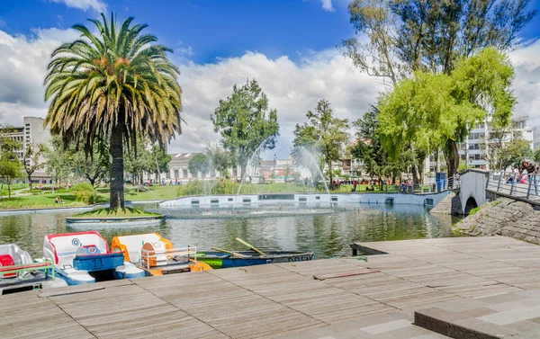QUITO, ECUADOR - JANEIRO 31, 2018: Pessoas não identificadas andando pela lagoa no Parque La Alameda com alguns edifícios ao fundo. Este é o parque mais antigo da cidade de Quito — Fotografia de Stock