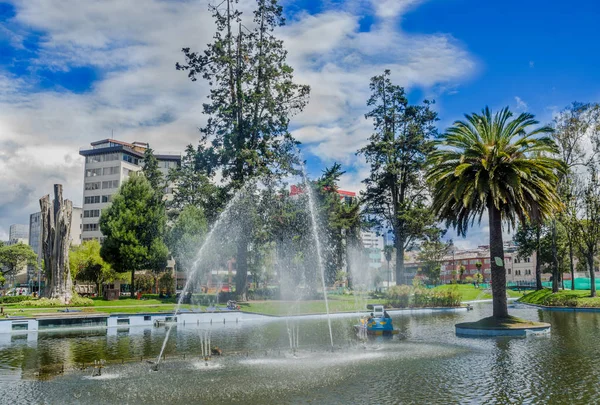 Vista exterior de la laguna en el Parque de La Alameda con algunos edificios al fondo. Este es el parque más antiguo de la ciudad de Quito — Foto de Stock