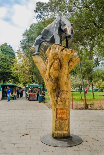 Primer plano de oso metálico sobre una estructura de madera al aire libre con una descripción de la tierra de osos de Quito en el Parque La Alameda. Este es el parque más antiguo de la ciudad de Quito —  Fotos de Stock