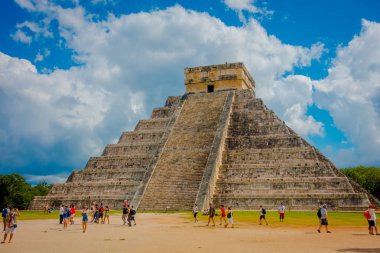 Chichen Itza, Meksika - 12 Kasım 2017: Kimliği belirsiz kişi Chichen Itza scupture zevk, en Meksika'daki arkeolojik siteleri ziyaret etti. Kalıntılar yaklaşık 1.2 milyon turist ziyaret