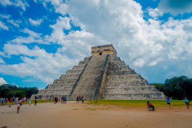 Chichen Itza, Meksika - 12 Kasım 2017: Kimliği belirsiz kişi güzel açık manzarasına Chichen Itza zevk, en Meksika'daki arkeolojik siteleri ziyaret etti. Yaklaşık 1.2 milyon turist