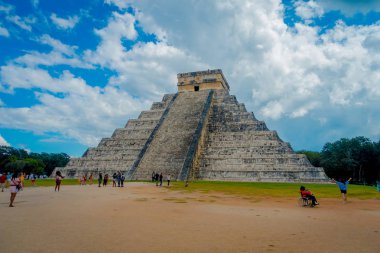 Chichen Itza, Meksika - 12 Kasım 2017: Kimliği belirsiz kişi Chichen Itza scupture zevk, en Meksika'daki arkeolojik siteleri ziyaret etti. Kalıntılar yaklaşık 1.2 milyon turist ziyaret