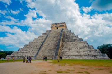 Chichen Itza, Meksika - 12 Kasım 2017: Kimliği belirsiz kişi Chichen Itza scupture zevk, en Meksika'daki arkeolojik siteleri ziyaret etti. Kalıntılar yaklaşık 1.2 milyon turist ziyaret