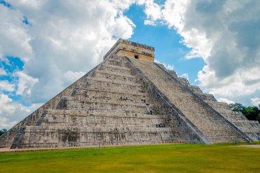 Chichen Itza, Meksika - 12 Kasım 2017: Chichen Itza güzel bulutlu görünümünü, en arkeolojik Meksika ziyaret etti. Yaklaşık 1.2 milyon turist kalıntıları her yıl ziyaret