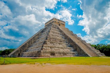 Chichen Itza, Meksika - 12 Kasım 2017: Chichen Itza bulutlu görünümünü, en arkeolojik Meksika ziyaret etti. Yaklaşık 1.2 milyon turist kalıntıları her yıl ziyaret