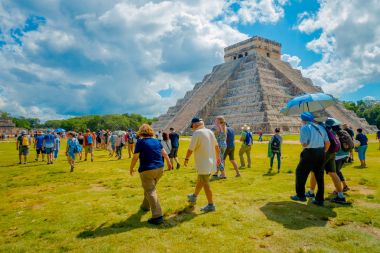 Chichen Itza, Meksika - 12 Kasım 2017: kimliği belirsiz kişi, zevk ve Chichen Itza heykel fotoğraflarını en arkeolojik Meksika ziyaret. Yaklaşık 1.2 milyon turist 