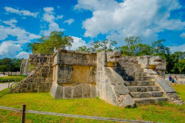 Chichen Itza, Meksika - 12 Kasım 2017: tanımlanamayan insanlar yakın eski bir hayvan formu Chichen Itza, biri en çok ziyaret edilen arkeolojik girin bulunan kaya heykel 