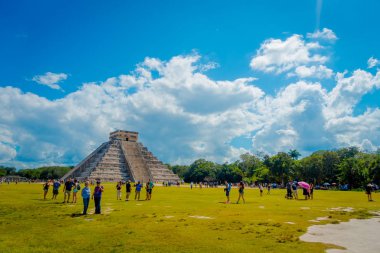 Chichen Itza, Meksika - 12 Kasım 2017: tanımlanamayan turistler Chichen Itza, dünyanın yeni 7 harikası milyon-in insanlar oy için dünya çapında tarih 15 Ağustos 2012 yılında teşekkür bir