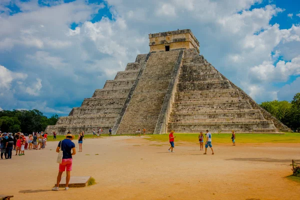 Chichén Itzá, Mexiko - 12 listopadu 2017: Krásná venkovní pohled neznámých lidí se těší z Chichén Itzá, jeden z nejvíce navštívil archeologických nalezišť v Mexiku. Asi 1,2 milionu turistů — Stock fotografie
