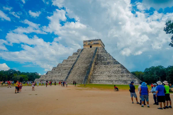 CHICHEN ITZA, MEXICO - NOVEMBER 12, 2017: Beautiful outdoor view of unidentified people enjoying of Chichen Itza, one of the most visited archaeological sites in Mexico. About 1.2 million tourists — Stock Photo, Image