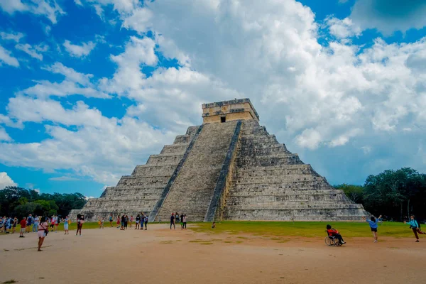 CHICHEN ITZA, MÉXICO - 12 DE NOVIEMBRE DE 2017: Hermosa vista al aire libre de personas no identificadas disfrutando de Chichén Itzá, uno de los sitios arqueológicos más visitados de México. Alrededor de 1,2 millones de turistas — Foto de Stock