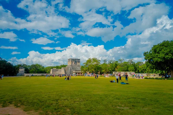 CHICHEN ITZA, MEXICO - NOVEMBER 12, 2017: Hundred of tourists enjoying the view in the temple of the Warriors in Chichen Itza, Quintana Roo, Mexico. Mayan, one of the most visited archaeological sites — Stock Photo, Image