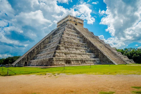 CHICHEN ITZA, MÉXICO - 12 DE NOVIEMBRE DE 2017: Vista nublada de Chichén Itzá, uno de los sitios arqueológicos más visitados de México. Alrededor de 1,2 millones de turistas visitan las ruinas cada año — Foto de Stock