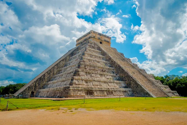 CHICHEN ITZA, MÉXICO - 12 DE NOVIEMBRE DE 2017: Vista nublada de Chichén Itzá, uno de los sitios arqueológicos más visitados de México. Alrededor de 1,2 millones de turistas visitan las ruinas cada año — Foto de Stock