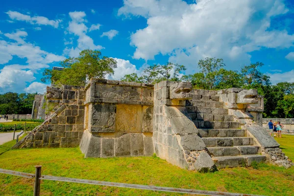 CHICHEN ITZA, MESSICO - 12 NOVEMBRE 2017: Persone non identificate che camminano vicino ad un'antica forma animale scolpita nella roccia situata all'ingresso del Chichen Itza, uno dei siti archeologici più visitati — Foto Stock