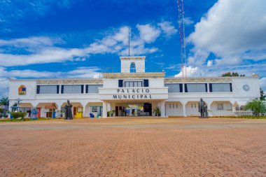 Playa Del Carmen, Meksika 01 Ocak 2018: Belediye Sarayı güzel bir mavi gökyüzü Playa del Carmen, Riviera Maya, Meksika giriş