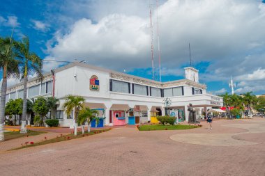 Playa Del Carmen, Meksika 01 Ocak 2018: güzel bir giriş kapısı önünde Belediye Sarayı, Playa del Carmen, Riviera Maya, Meksika kimliği belirsiz insanlar