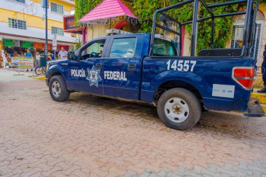 Bir Playa del Carmen, Meksika - 10 Ocak 2018: mavi polis van görünümünü Park, 5th Avenue, şehrin ana caddesi mekanlarda. Şehrin turistik faaliyetleri nedeniyle geniş bir dizi sahiptir,