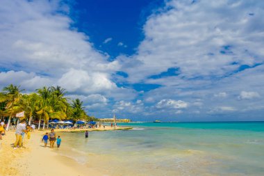 Bir Playa del Carmen, Meksika - 10 Ocak 2018: Playa del Carmen Beach yürüme ve güzel manzarayı çocukları ile kimliği belirsiz bir kadın