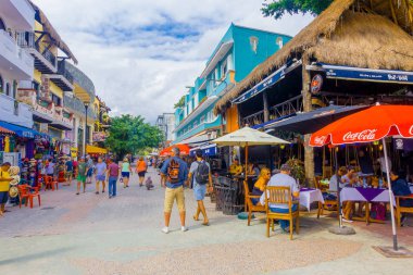 Playa Del Carmen, Meksika - 10 Ocak 2017: Turist şehir sokaklar boyunca. Bir Playa del Carmen ve çevresini yaklaşık 2 milyon turist her yıl ziyaret