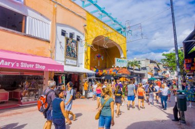 Playa Del Carmen, Meksika - 10 Ocak 2017: Kalabalık bir turist şehir sokaklar boyunca. Bir Playa del Carmen ve çevresini yaklaşık 2 milyon turist her yıl ziyaret