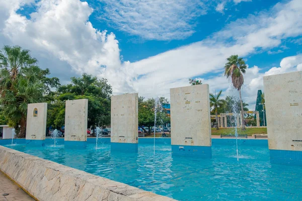 PLAYA DEL CARMEN, MÉXICO 01 DE ENERO DE 2018: Vista exterior de muchas estructuras apedreadas dentro de la fuente artificial ubicada en la palza 28 de Julio en Playa del Carmen, Riviera Maya, México — Foto de Stock