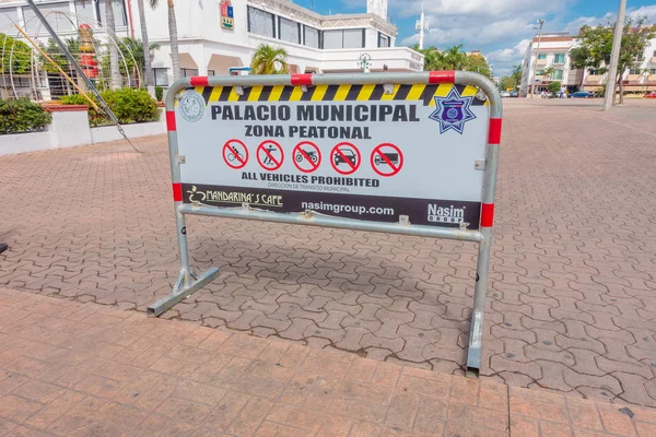 Playa del Carmen, Mexico - January 10, 2018: Informative sign of all vehicles prohibited in a small area close to the beach. The city boasts a wide array of tourist activities due to its geographical — Stock Photo, Image