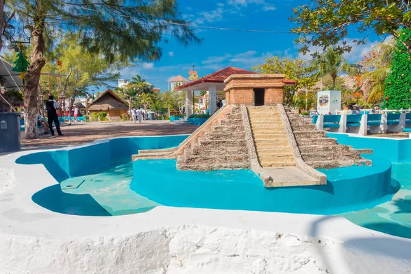 Puerto Morelos, Messico - 10 gennaio 2018: Bella vista esterna della fontana vuota di piramide di yucatan nel mezzo del parco di Puerto Morelos, penisola dello Yucatan, Messico, a sud di Cancun — Foto Stock