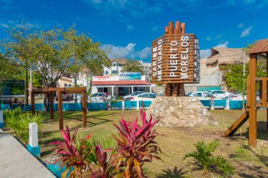 Puerto Morelos, Meksika - 10 Ocak 2018: Puerto Morelos, Yucatan Yarımadası, Meksika, Güney Cancun parkta ortasında Ahşap yapı açık görünümünü