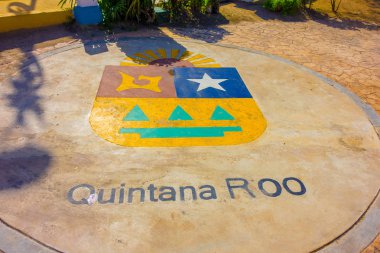 Puerto Morelos, Meksika - 10 Ocak 2018: Puerto Morelos, Yucatan Yarımadası, Meksika, Güney Cancun parkta ortasında yere yazılmış kelime quintana Roo açık görünüm