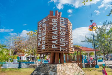 Puerto Morelos, Meksika - 10 Ocak 2018: Puerto Morelos, Yucatan Yarımadası, Meksika, Güney Cancun parkta ortasında Ahşap yapı açık görünümünü