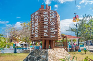 Puerto Morelos, Meksika - 10 Ocak 2018: Puerto Morelos, Yucatan Yarımadası, Meksika, Güney Cancun parkta ortasında Ahşap yapı açık görünümünü