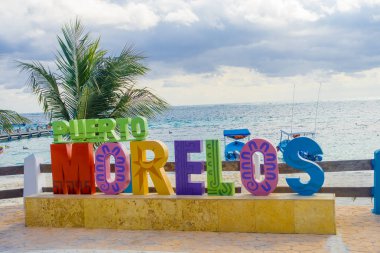 Puerto Morelos, Meksika - 10 Ocak 2018: Açık puerto morelos Puerto Morelos, Yucatan Yarımadası, Meksika, Güney Cancun parkında büyük harflerin görünümünü