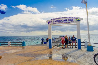 Puerto Morelos, Meksika - 10 Ocak 2018: Puerto Morelos Maya Riviera Maya, Meksika için iskele uçmuş bir kemer tanımlanamayan kişi