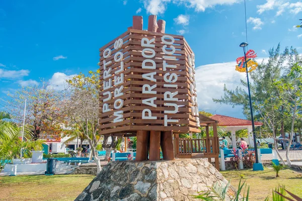 Puerto Morelos, Mexique - 10 janvier 2018 : Vue extérieure de la structure en bois au milieu du parc à Puerto Morelos, péninsule du Yucatan, Mexique, au sud de Cancun — Photo