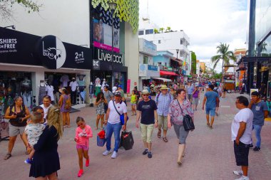 Playa Del Carmen, Meksika - 10 Ocak 2017: Kalabalık bir turist şehir sokaklar boyunca. Bir Playa del Carmen ve çevresini yaklaşık 2 milyon turist her yıl ziyaret