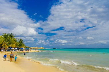 Bir Playa del Carmen, Meksika - 10 Ocak 2018: Playa del Carmen Beach yürüme ve güzel manzarayı çocukları ile kimliği belirsiz bir kadın