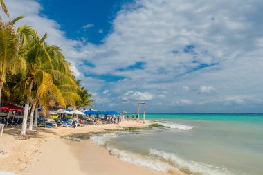 Bir Playa del Carmen, Meksika - 10 Ocak 2018: Playa del Carmen güzel turkuaz ve temiz su ile gün batımında sahilde tanımlanamayan kişi