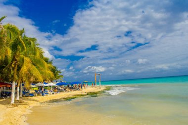 Bir Playa del Carmen, Meksika - 10 Ocak 2018: Playa del Carmen güzel turkuaz ve temiz su ile gün batımında sahilde tanımlanamayan kişi