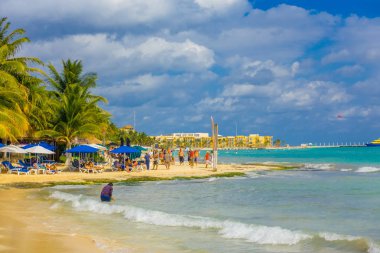 Bir Playa del Carmen, Meksika - 10 Ocak 2018: Playa del Carmen güzel turkuaz ve temiz su ile gün batımında sahilde tanımlanamayan kişi