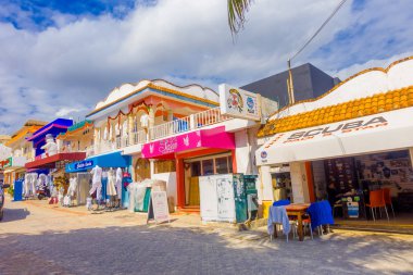 Playa Del Carmen, Meksika - 10 Ocak 2017: Giyim mağazası, Playa del Carmen şehir sokaklarında açık bakış. Her yıl yaklaşık 2 milyon turist ziyaret Playa del Carmen ve onun